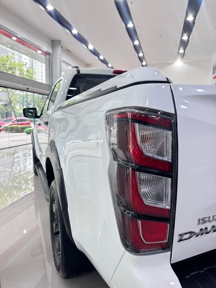 Used 1
                    ISUZU
                     for Sale Image
